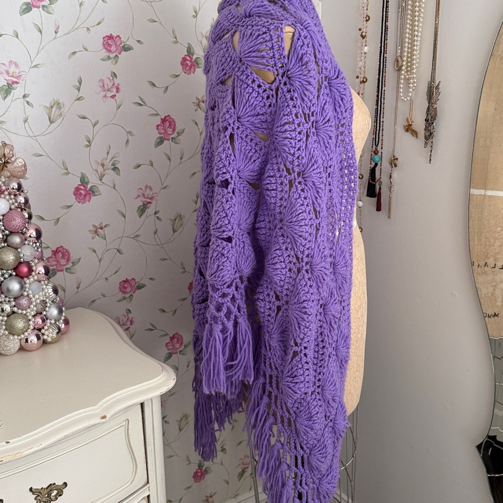 Vintage Handmade Lavender Crochet Fan Pattern Wrap with Fringe - Picture 4 of 11
